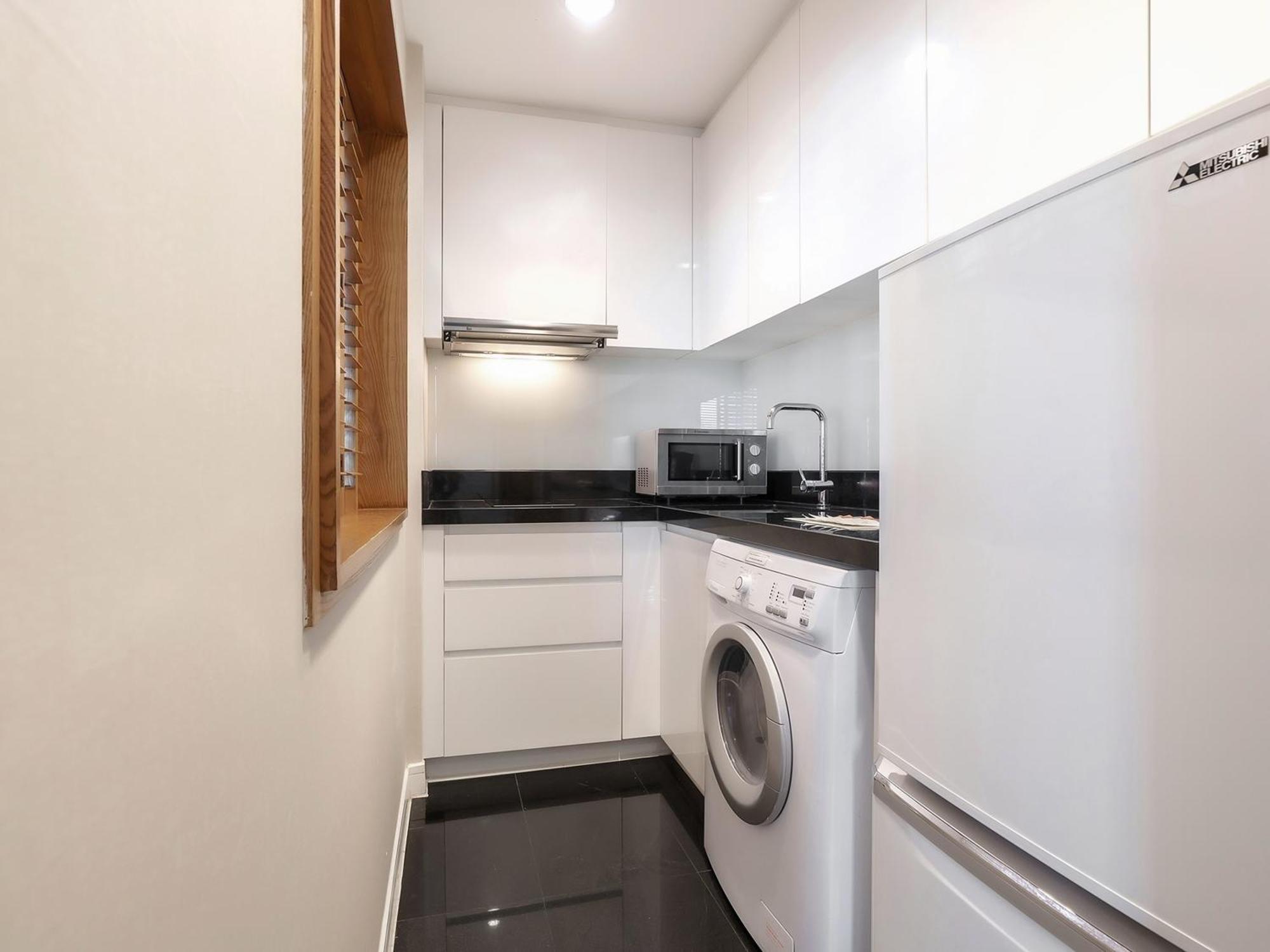 Hotel Grande Centre Point Ploenchit Bangkok Pokoj fotografie A small kitchen